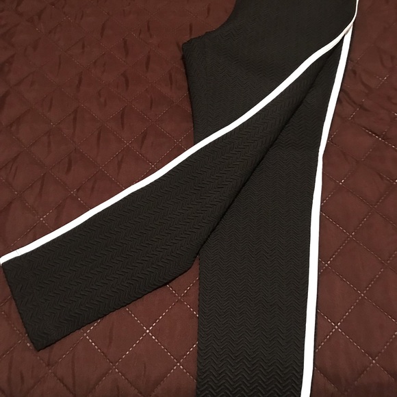 Chico’s Textured Framed Leggings - Picture 4 of 6